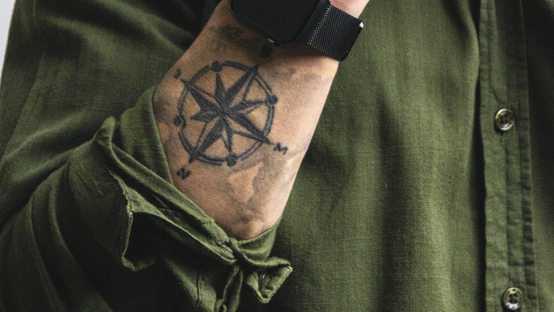 Can teachers in the UK have tattoos?